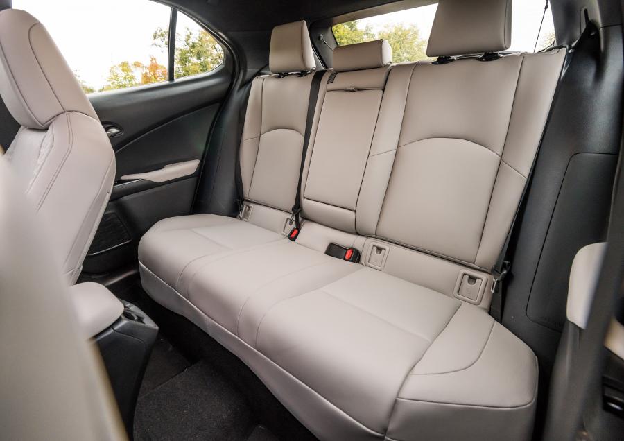 Интерьер Lexus UX200 2019 года  (NA) (фото 8 из 32)
